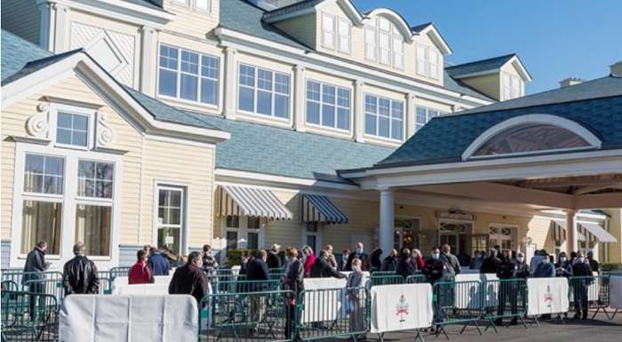 Паризький Діснейленд став центром вакцинації