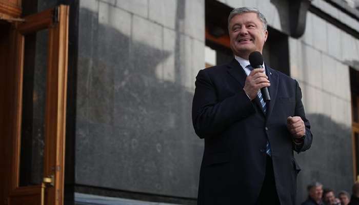 Кримінальні справи чекають: Порошенко повернувся в Україну