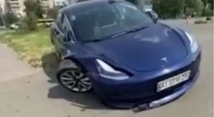 У Києві 9-річний хлопчик влаштував ДТП на Tesla