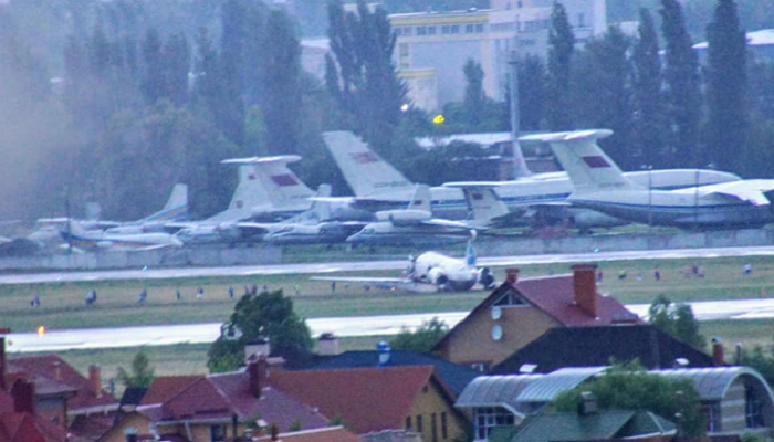 В аэропорту «Киев» самолет с путешественниками выкатился за пределы взлетной полосы