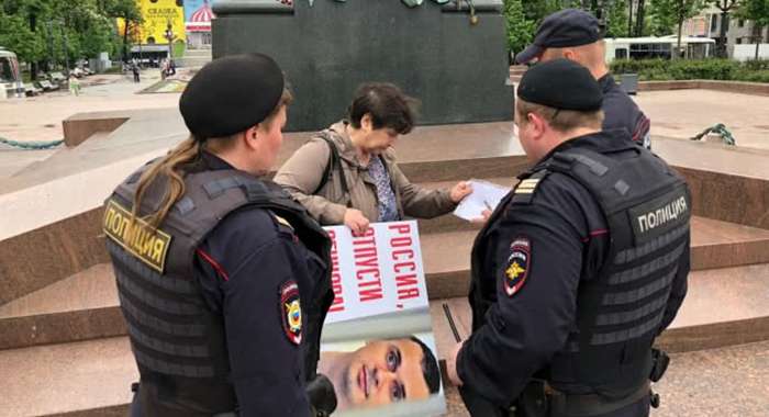 Москвичи вышли на площадь с требованием освободить Олега Сенцова