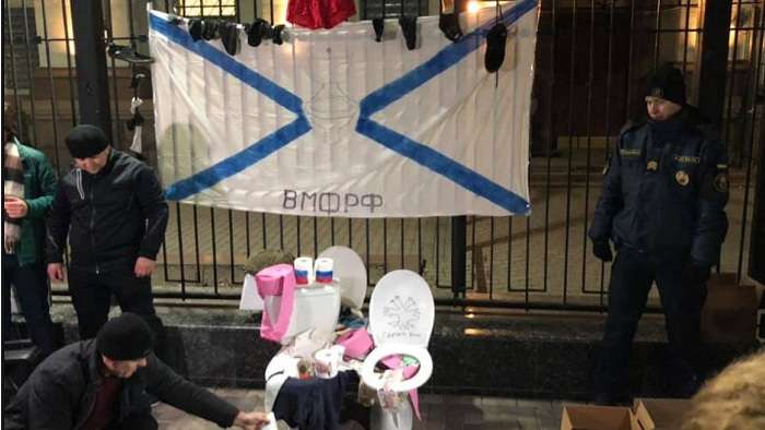 В Киеве под посольство РФ принесли унитазы