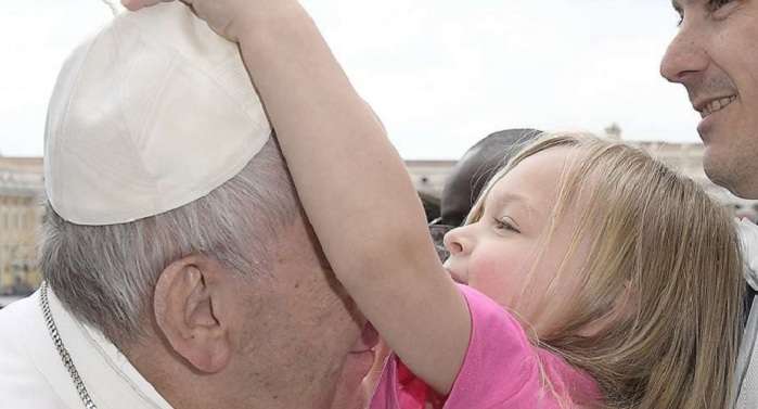 В Ватикане с Папой Римским случился конфуз с шапочкой (ВИДЕО)