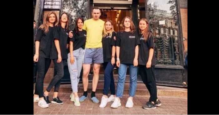 Небайдужі українці оточили Сенцова під час шопінгу