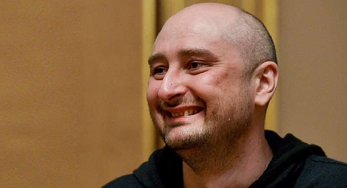 Блогер пояснив, чому «врятований» СБУ Бабченко постійно просить грошей