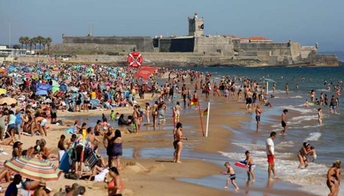 Португальцям дозволили гуляти на вулиці без маски