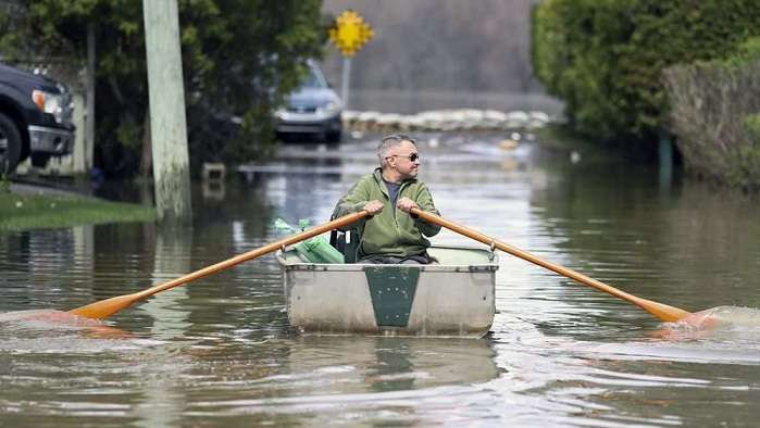 Канадцы столкнулись с наибольшим наводнением за десятилетие (ВИДЕО)
