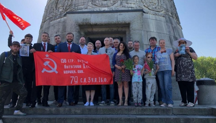 Добкин развернул в Берлине флаг с серпом и молотом