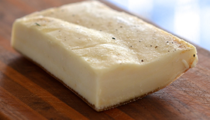 Попри підняття середньої зарплати українці змушені купувати менше сала – Дорошенко