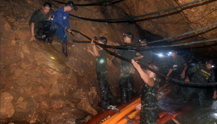 Во время спасения детей из пещеры в Таиланде погиб водолаз