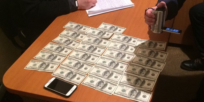 Чиновника Житомирской ОГА поймали на взятке