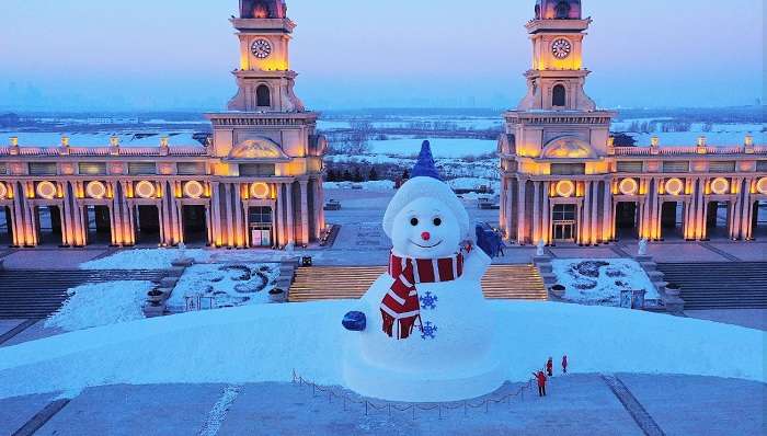 В Китаї створили 18-метрового сніговика