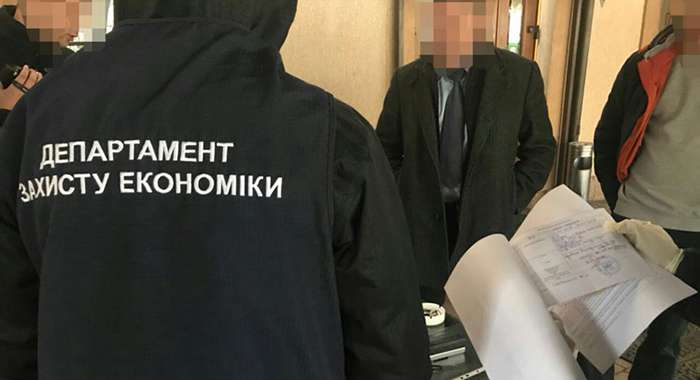 Львовский чиновник попался на взятке в размере 105 тысяч гривен