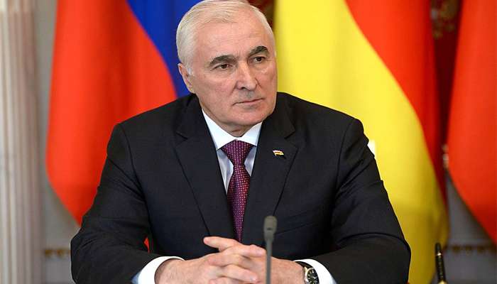 Глава Південної Осетії не отримав пошкодження після ДТП – ЗМІ