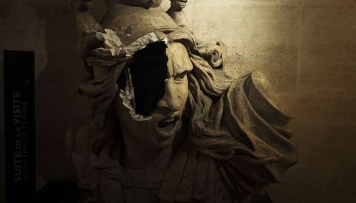 Парижские митингующие разгромили Триумфальную арку