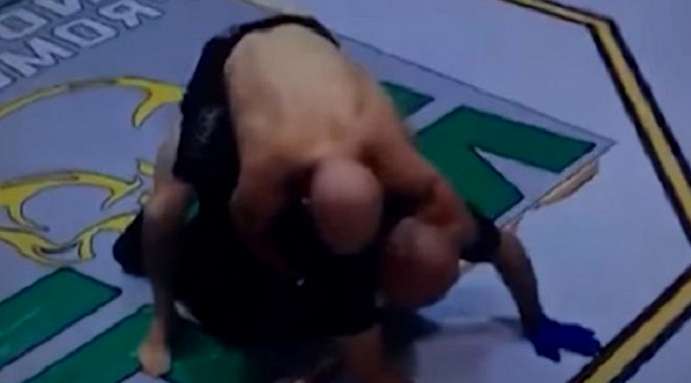 На ринге ММА боец чуть не задушил судью из-за проигрыша (ВИДЕО)