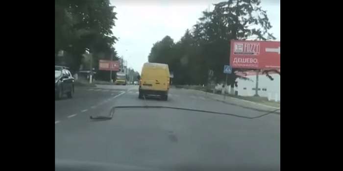 В Ривне мужчина прокатил на авто длинную «радиоактивную» трубу