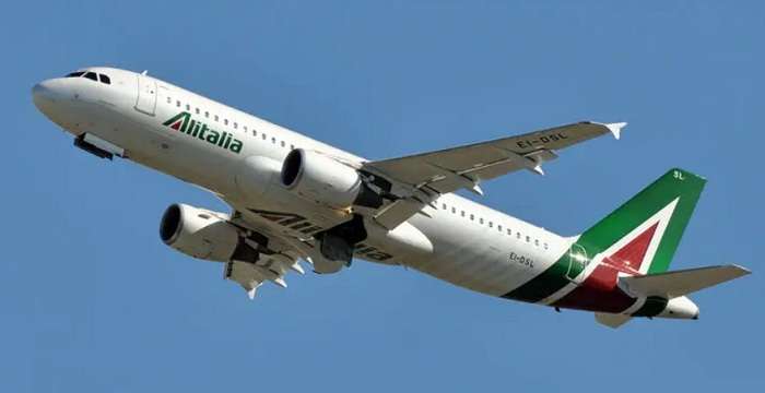 Найбільша італійська авіакомпанія збанкрутіла