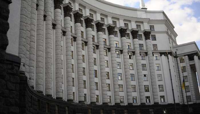 Кабмін повернув космічні зарплати чиновникам