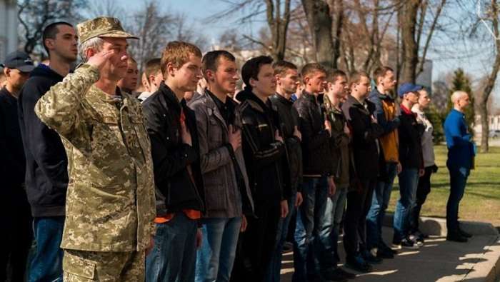 Призов абітурієнтів – В Міноборони розповіли, що робити з повістками