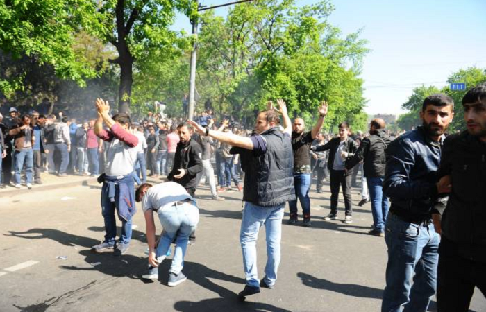 К парламенту Армении привезли бронетехнику