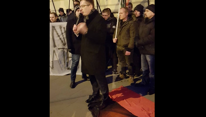 Польский посол демонстративно потоптал красно-черный флаг