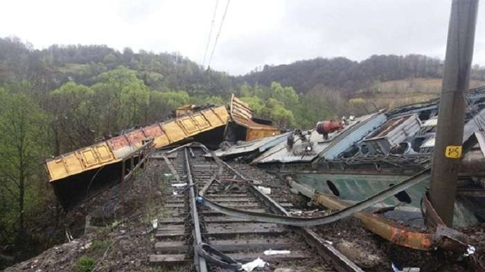 В Румынии поезд сорвался с моста, есть жертвы (ВИДЕО)