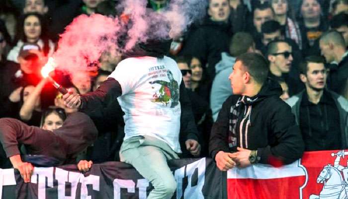 Украинские ультрас устроили нацистские флэшмобы при инспекторе УЕФА (ВИДЕО)