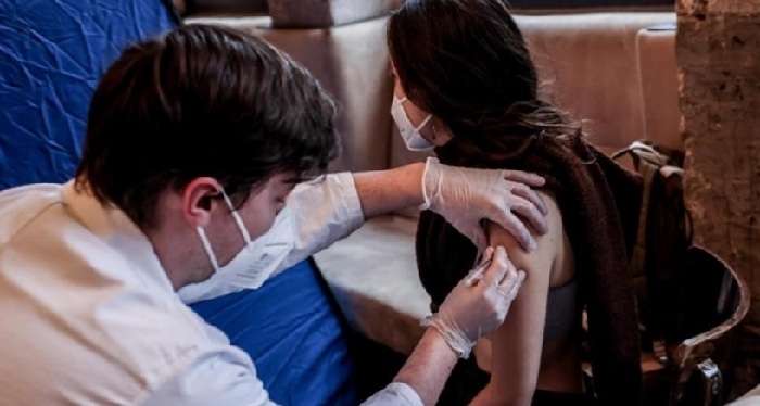 Вакцины для ревакцинации от ковида хватит – Зеленский