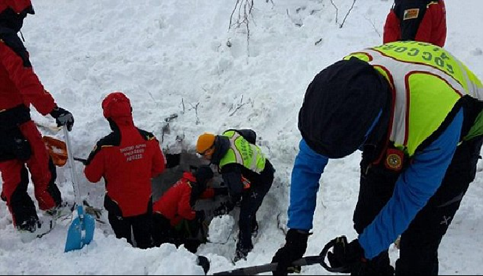 Из-под завалов итальянского отеля вытащили еще шестерых живых людей