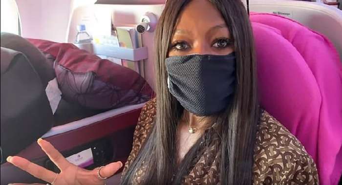 Наоми Кэмпбелл рассказала, почему путешествует самолетом с маской на лице
