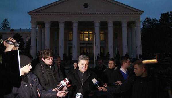 У суді розповіли, як Порошенко повертався на таксі із Криму, і про що говорив російським ЗМІ