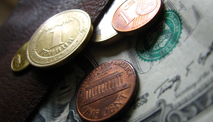 НБУ незначительно укрепил гривню к доллару