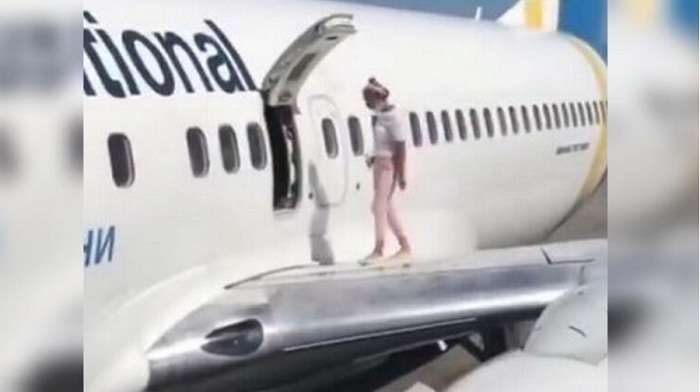 МАУ наказали неуравновешенную пассажирку, которая выбралась на крыло самолета