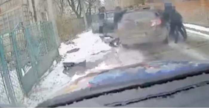 На Львовщине водитель протянул полицейского на авто 100 метров