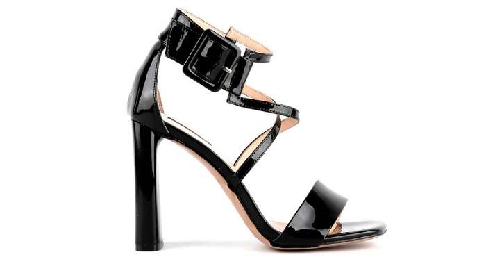 Только черные босоножки подходят всем модницам