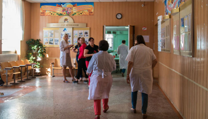 Из-за массового отравления детей в Днепре 250 школьников не пустили в школу