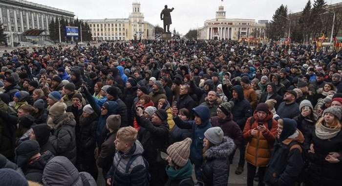 Тысячи людей вышли в центр Кемерово и требуют отставки властей