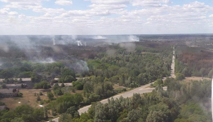 Пожарные значительно уменьшили площадь пожара в зоне отчуждения