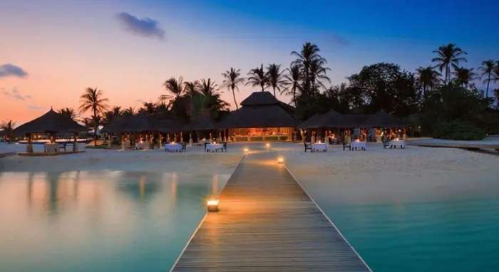 Мальдіви братимуть гроші з туристів, які бажають полетіти додому