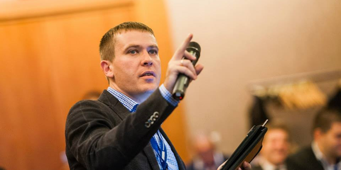 Журналісти піймали нардепа на грі під час засідання Ради (ВІДЕО)