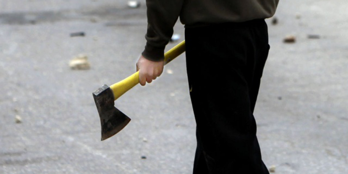 На Николаевщине мужчина чуть не зарубил группу электриков