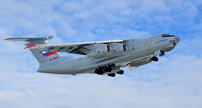 Российские самолеты сбросили 20 тонн продуктов для сирийцев из Дейр-эз-Зор