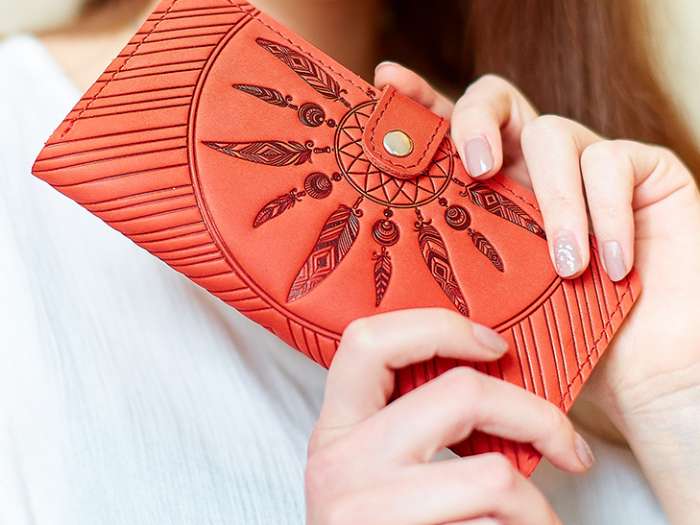 Старый кошелек пора поменять на новый и практичный