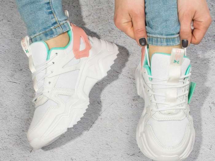 Стильные белые кроссовки – базовая обувь любого гардероба