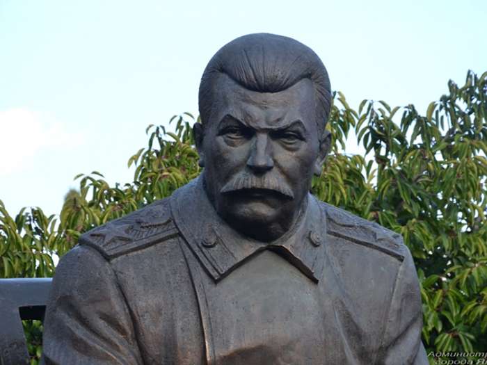 В Киеве установят памятник Сталину: Зеленский развенчал миф о преступлениях вождя