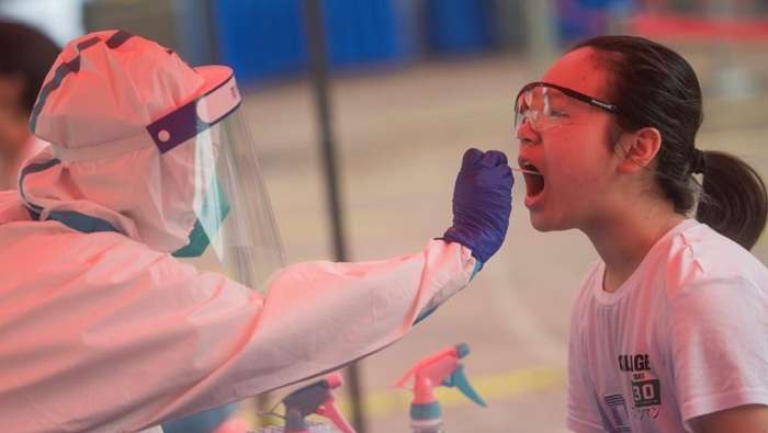 Британські вчені визначили, до кого «чіпляється» новий коронавірус-мутант