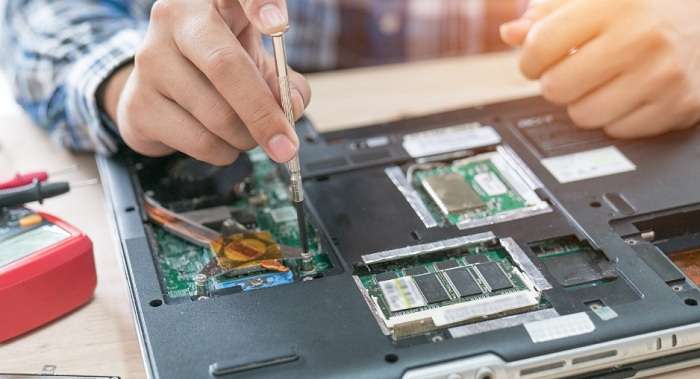 Старый верный ноутбук может прослужить долго после осмотра специалиста