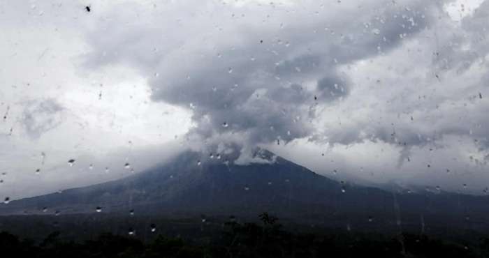 В Індонезії вивергається вулкан Семеру