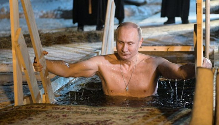 Путин искупался в проруби по случаю Крещения Господня